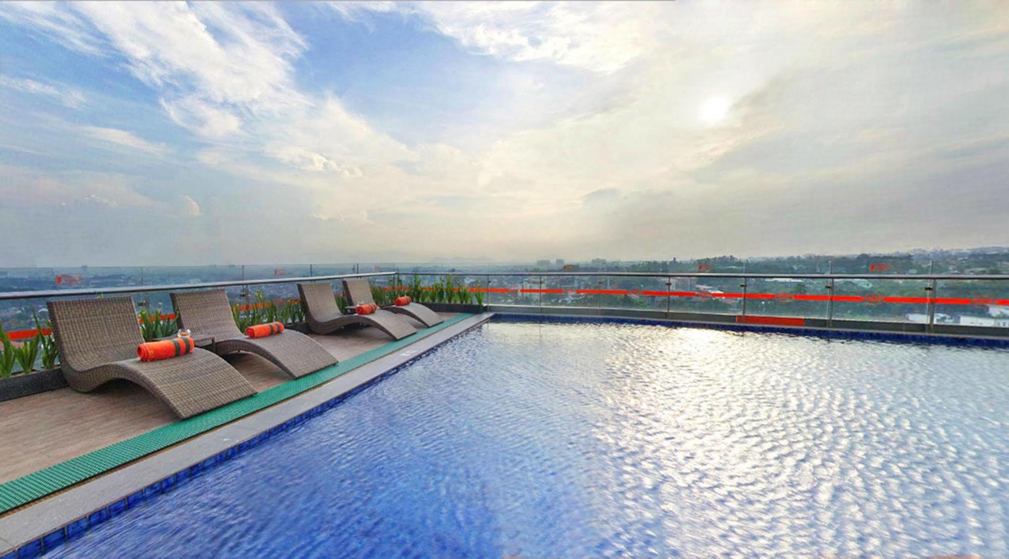 HARRIS Hotel & Conventions Ciumbuleuit - Bandung Buitenkant foto